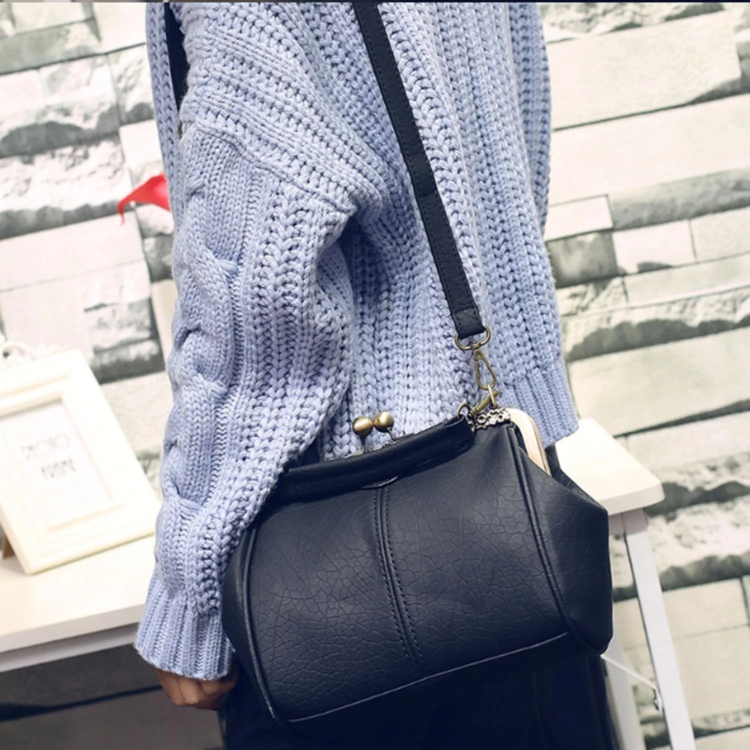 Kiss Lock Handbag Purse for Women Retro PU Leather Tote Small Satchel Shoulder Bag